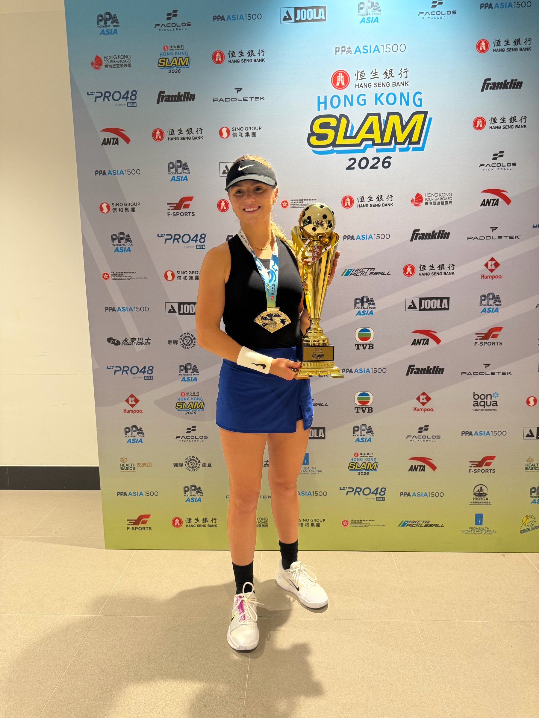 Anna Leigh Waters with the Hang Seng Bank Hong Kong Slam gold trophy and medal at Kai Tak